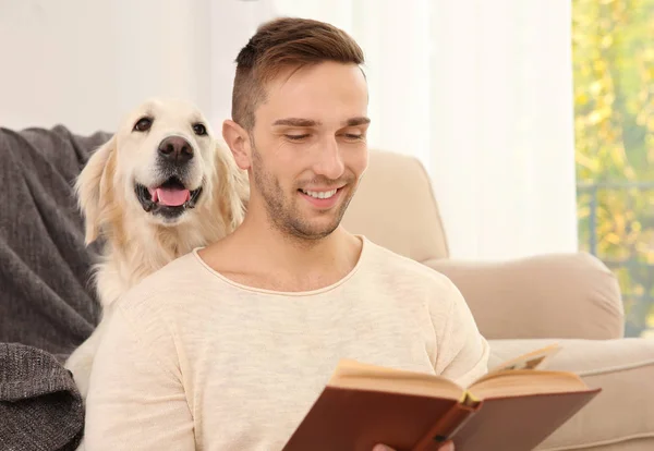 Schöner Mann mit Hund — Stockfoto