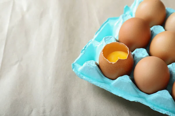 Rohe Eier in der Verpackung — Stockfoto