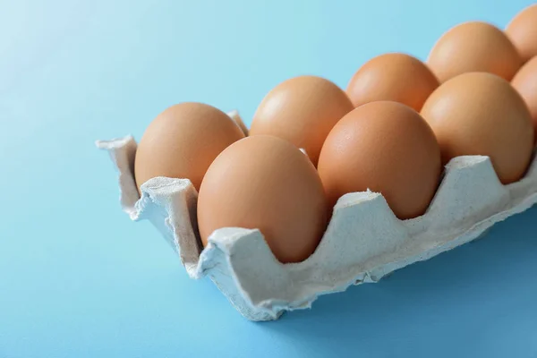 Rohe Eier in der Verpackung — Stockfoto