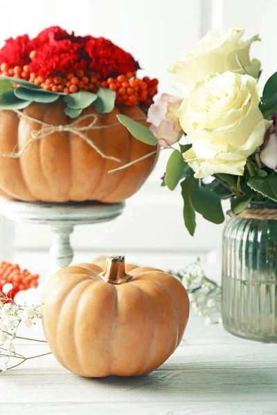 かぼちゃと新鮮な花 — ストック写真