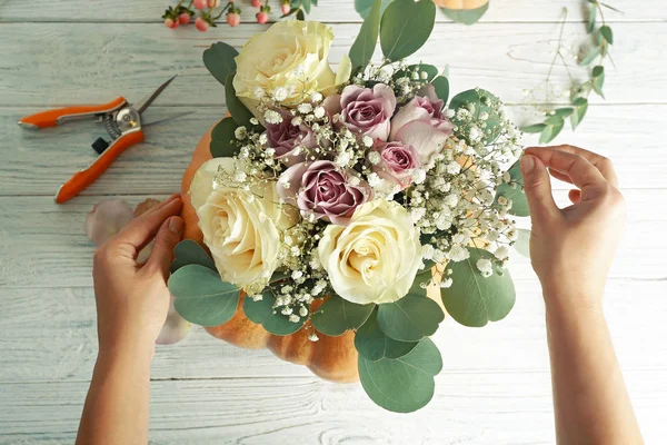 Florista haciendo hermosa composición — Foto de Stock