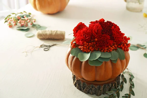 Flores vermelhas, bagas e abóbora — Fotografia de Stock