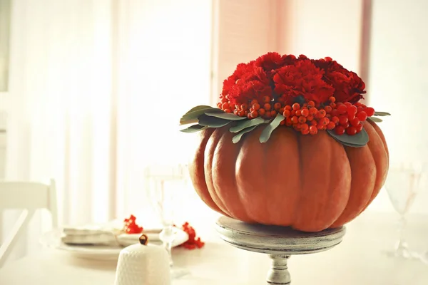 Red flowers, berries and pumpkin — Stock Photo, Image