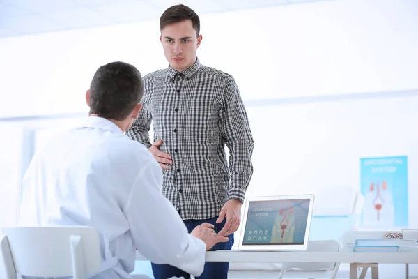 Conceito de urologia. Médico com paciente no hospital moderno — Fotografia de Stock