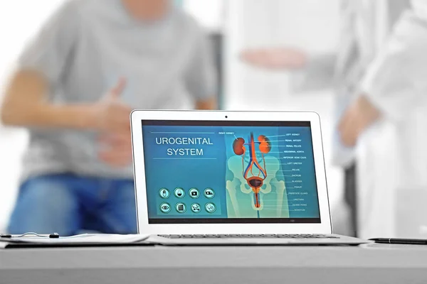 Laptop z urologii obrazu na biurko — Zdjęcie stockowe