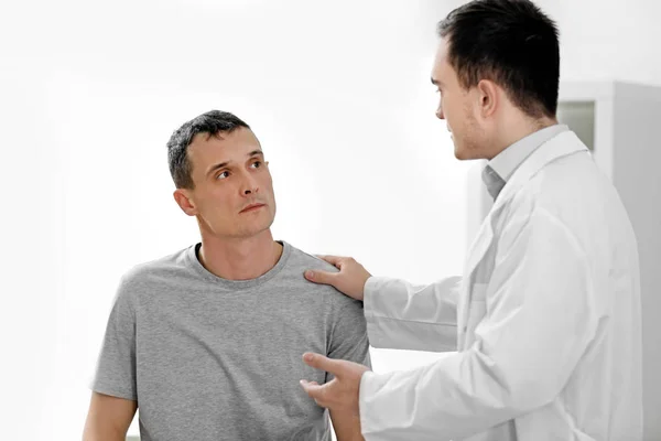 Patient im Gespräch mit Arzt im Krankenhaus — Stockfoto