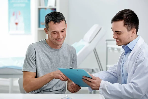 Mann besucht Arzt im Krankenhaus — Stockfoto