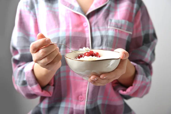 Woman with healthy breakfast — Stock Photo, Image