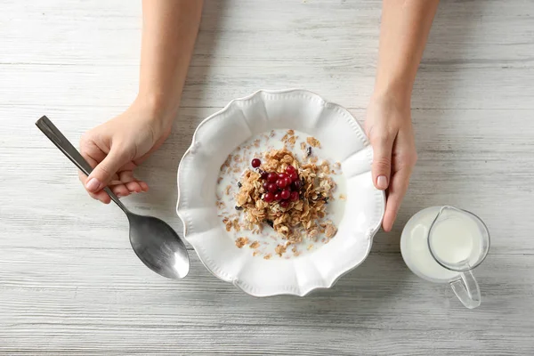 Руки держа миску с завтраком — стоковое фото