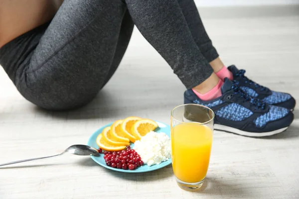 Frau mit gesundem Frühstück — Stockfoto