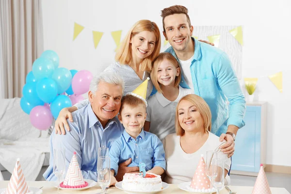 Família celebrando festa de aniversário — Fotografia de Stock