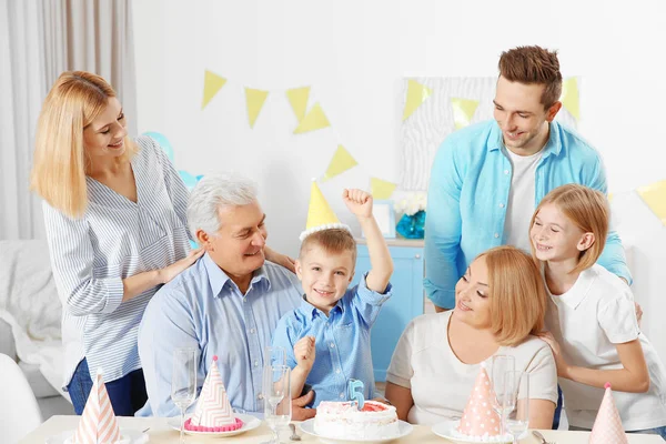 Família celebrando festa de aniversário — Fotografia de Stock