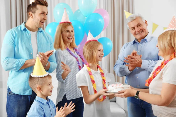 Familie feiert Geburtstag — Stockfoto