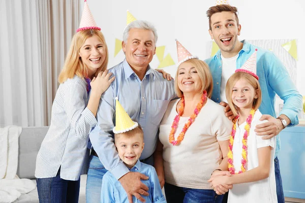 Família celebrando festa de aniversário — Fotografia de Stock