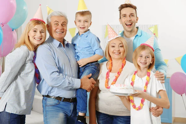 Família celebrando festa de aniversário — Fotografia de Stock