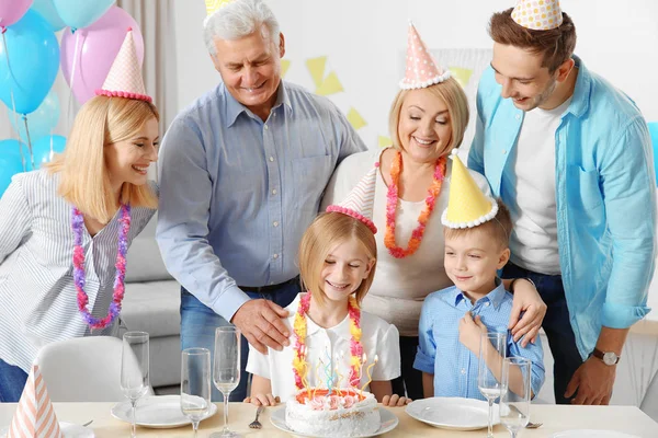Rodzina obchodzi urodziny — Zdjęcie stockowe