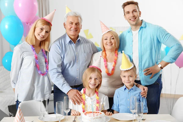 Семья празднует день рождения — стоковое фото