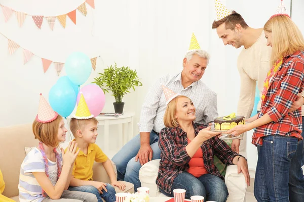 Família celebrando festa de aniversário — Fotografia de Stock