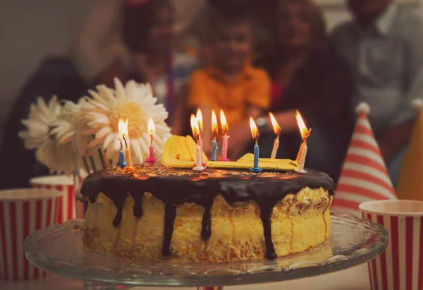 Tort urodzinowy z zapalone świece — Zdjęcie stockowe