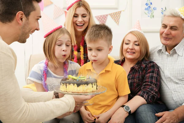 Família celebrando festa de aniversário — Fotografia de Stock