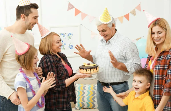 Família celebrando festa de aniversário — Fotografia de Stock