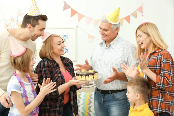 Família celebrando festa de aniversário — Fotografia de Stock