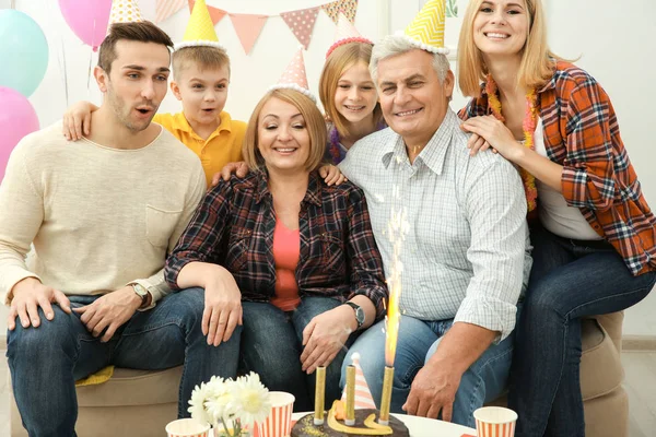 Familia celebrando fiesta de cumpleaños — Foto de Stock