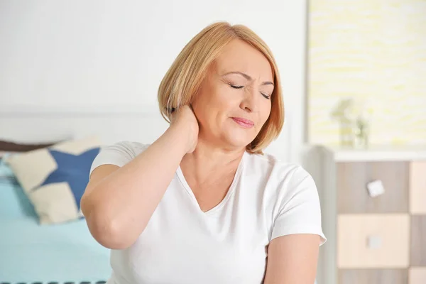 Mujer mayor sintiéndose mal — Foto de Stock