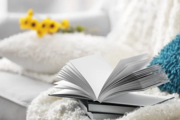 Boeken op sofa in de kamer — Stockfoto