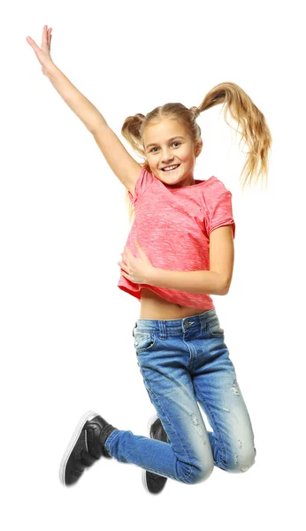 Емоційна маленька дівчинка стрибає на білому тлі — стокове фото
