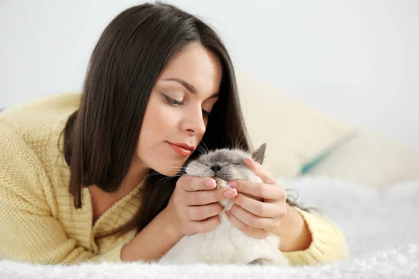 Hermosa mujer joven con lindo gato en casa — Foto de Stock