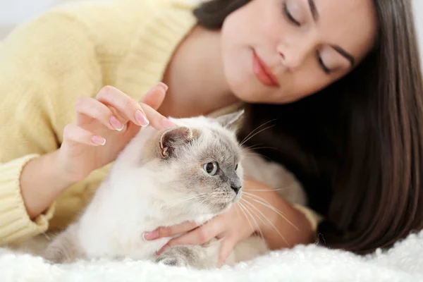 Schöne junge Frau mit süßer Katze zu Hause, Nahaufnahme — Stockfoto