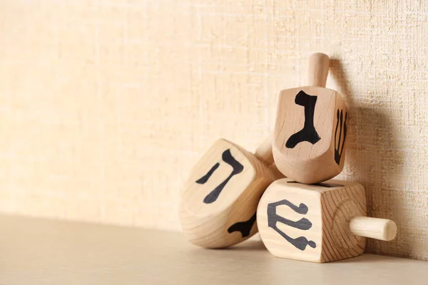 Dreidels voor Hanukkah op tafel — Stockfoto