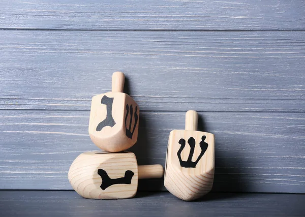 Dreidels para Hanukkah na mesa — Fotografia de Stock