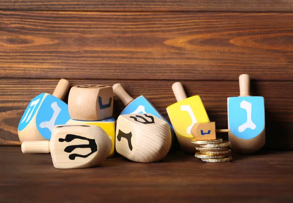 Dreidels für Chanukka auf dem Tisch — Stockfoto