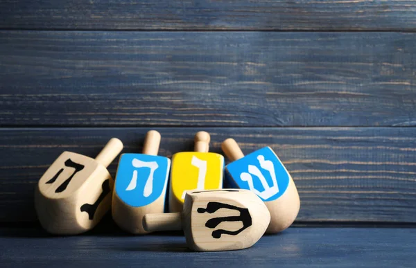 Dreidels para Hanukkah na mesa — Fotografia de Stock