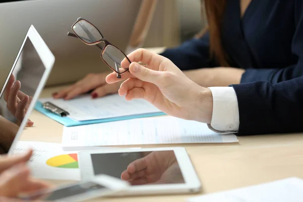Επιχειρηματίας κρατώντας γυαλιά κατά τη διάρκεια συνάντησης στο γραφείο — Φωτογραφία Αρχείου