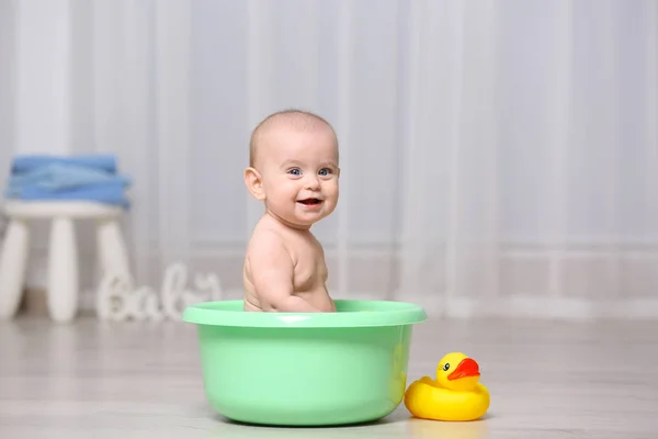プラスチック製洗面器でかわいい赤ちゃん — ストック写真