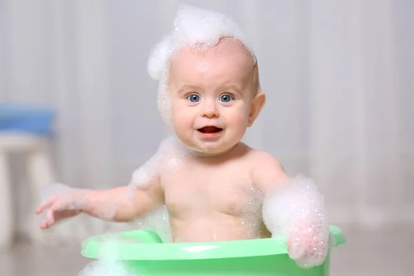 Niedliches Baby im Plastikbecken — Stockfoto