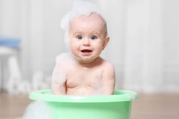 Niedliche Babywäsche im Waschbecken — Stockfoto