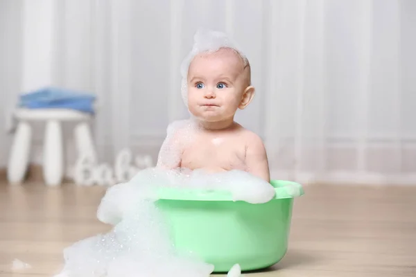 Niedliche Babywäsche im Waschbecken — Stockfoto