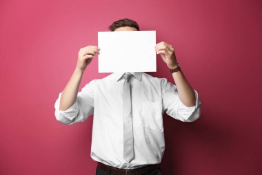 Genç adam kağıt ile poz