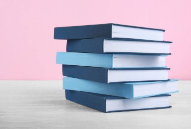 yığın mavi kitap 