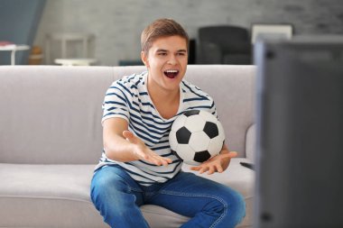 Genç izlerken futbol