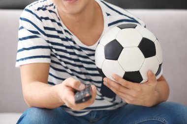 Genç izlerken futbol