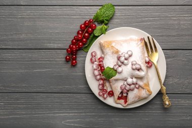 Çilek ile lezzetli puf böreği  