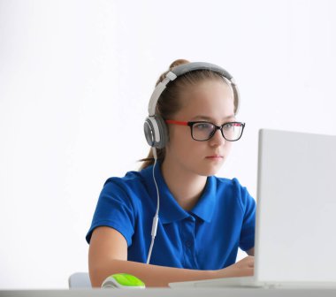 bilgisayar oyunu oynamak genç 