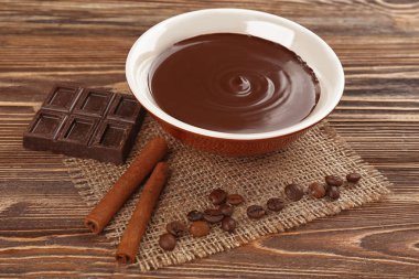 Çikolata mousse ile kase