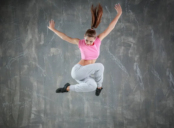 Hip hop dancer dancing on gray background — Stock Photo, Image