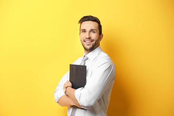 Joven posando con portapapeles —  Fotos de Stock